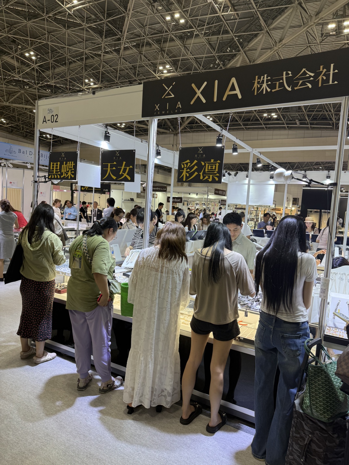 第34回ジャパンジュエリーフェア2026のXIA株式会社ブースに多くのお客様が来場している様子